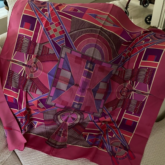 Beautiful Hermes scarf - Picture 1 of 3